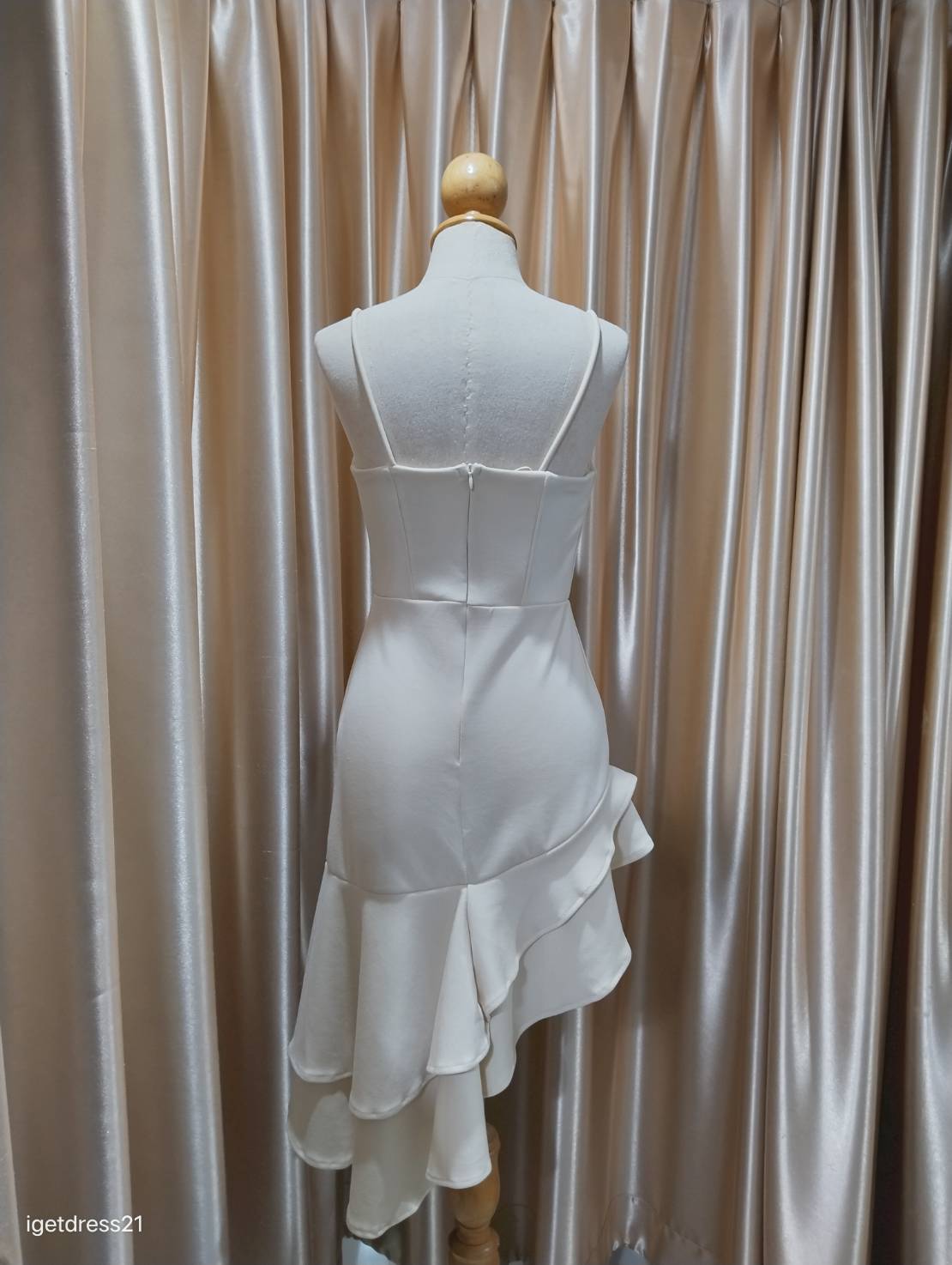 ชุดเดรสสั้นสายเดี่ยวผ้านุ่มสีครีมหางปลา M