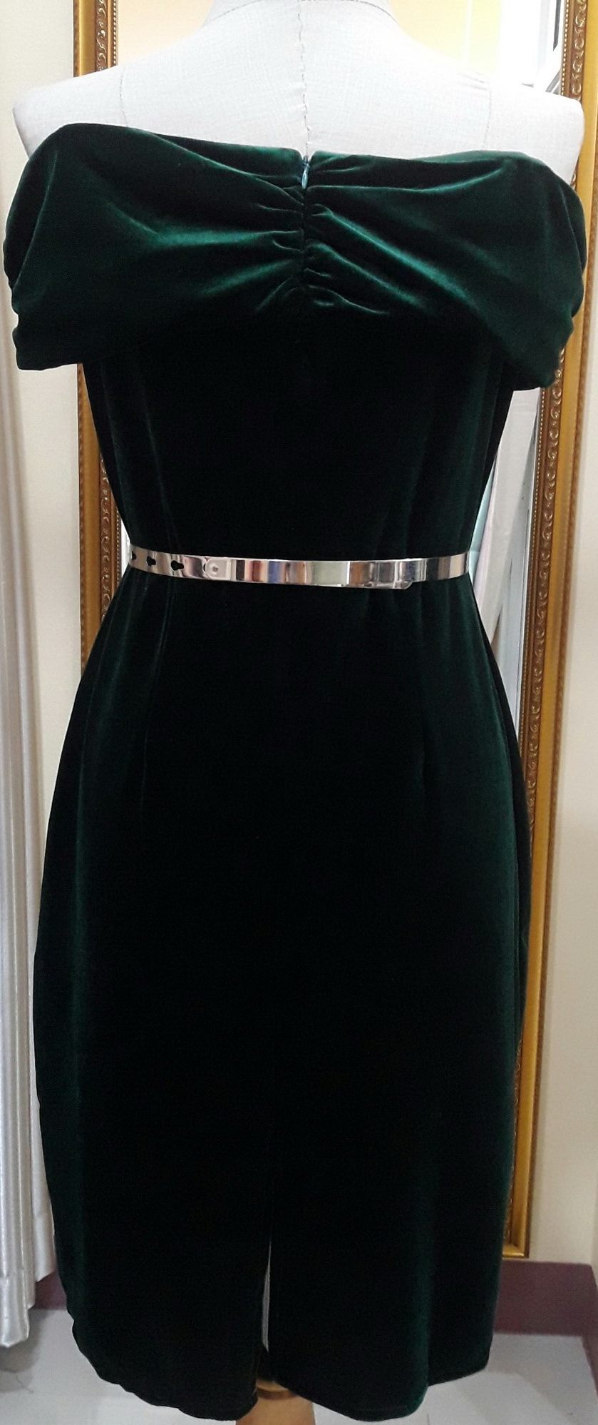 (PRE-LOVED) ชุดราตรีสั้นสีเขียวปาดไหล่ผ้ากำมะหยี่ (L)