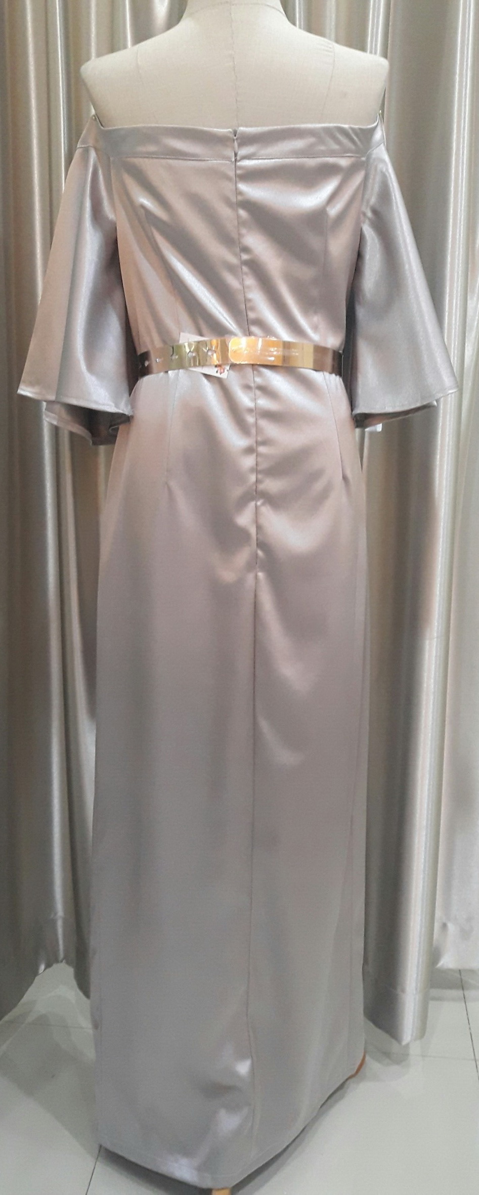 (PRE-LOVED) ชุดราตรียาวสีเทาปาดไหล่เเขนระฆัง Size : XL