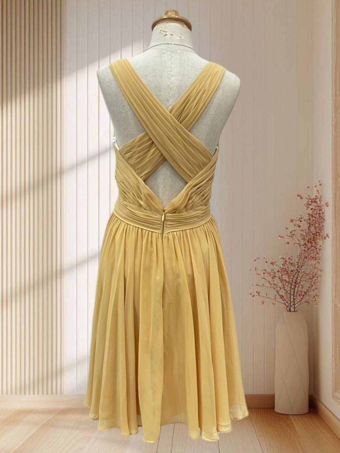(PRE-LOVED) ราตรีสั้นผ้าชีฟอง สีเหลือง แต่งสายไขว้ด้านหลัง ไซส์ L