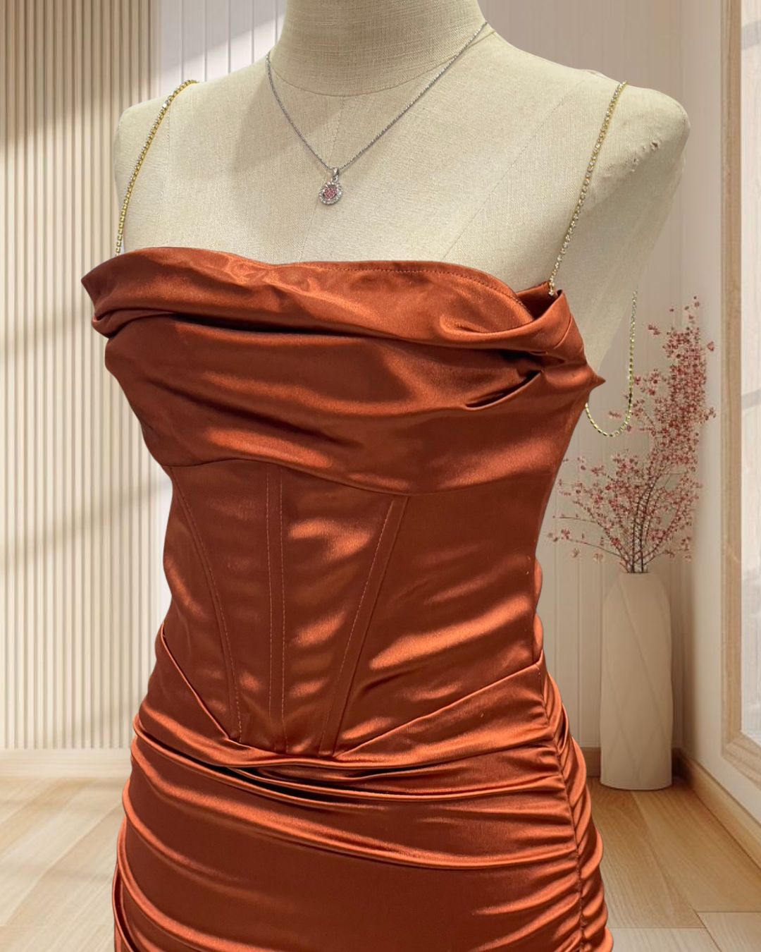 (PRE-LOVED) ราตรีสั้นสีส้มอิฐ ครอเซ็ท แต่งสายเพชร จีบด้านข้าง ไซส์ S