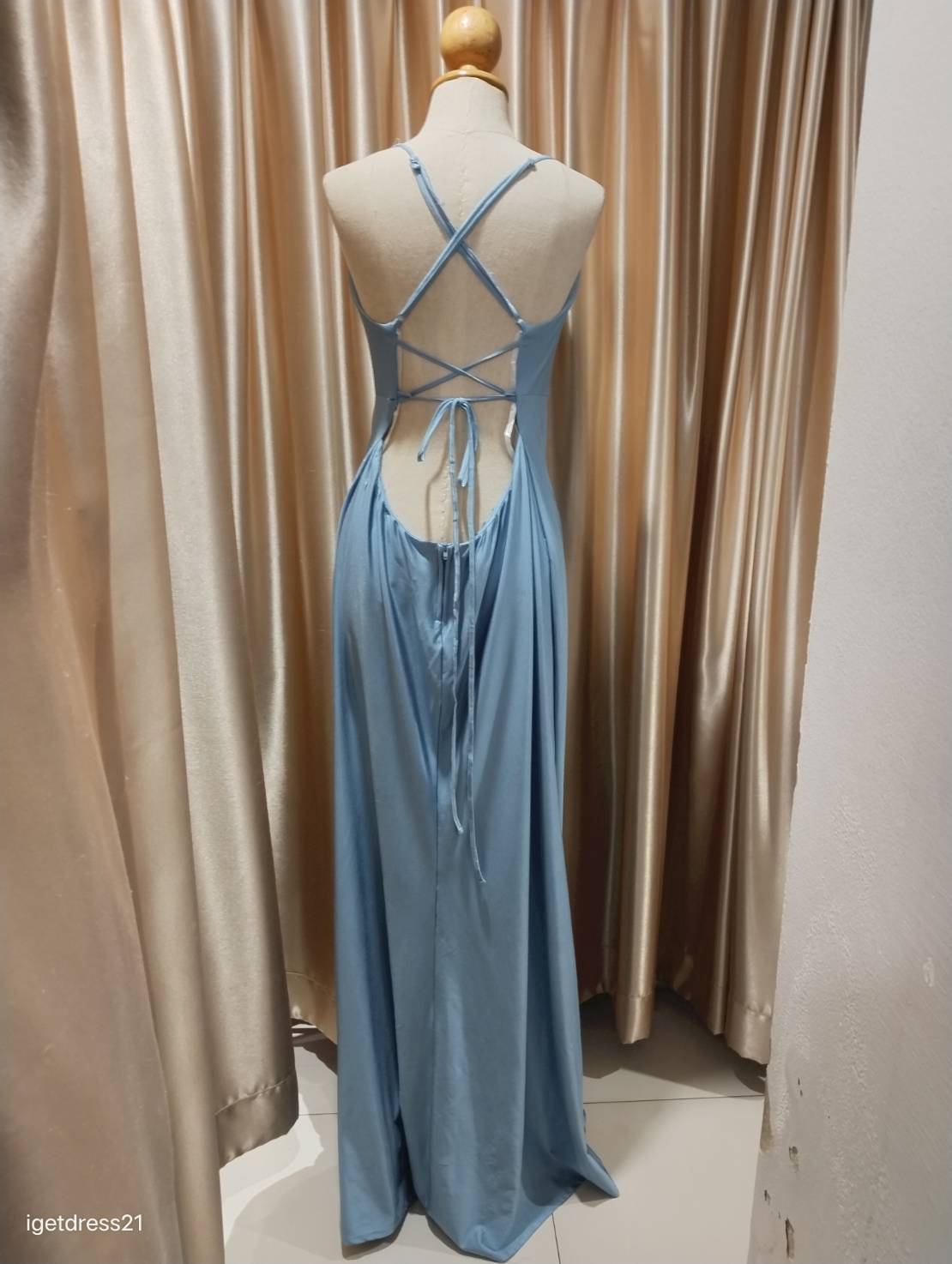 (PRE-LOVED) ราตรียาวสีฟ้า คอถ่วง สายเดี่ยวไขว้ เปิดหลังเซ็กซี่ ไซส์XL