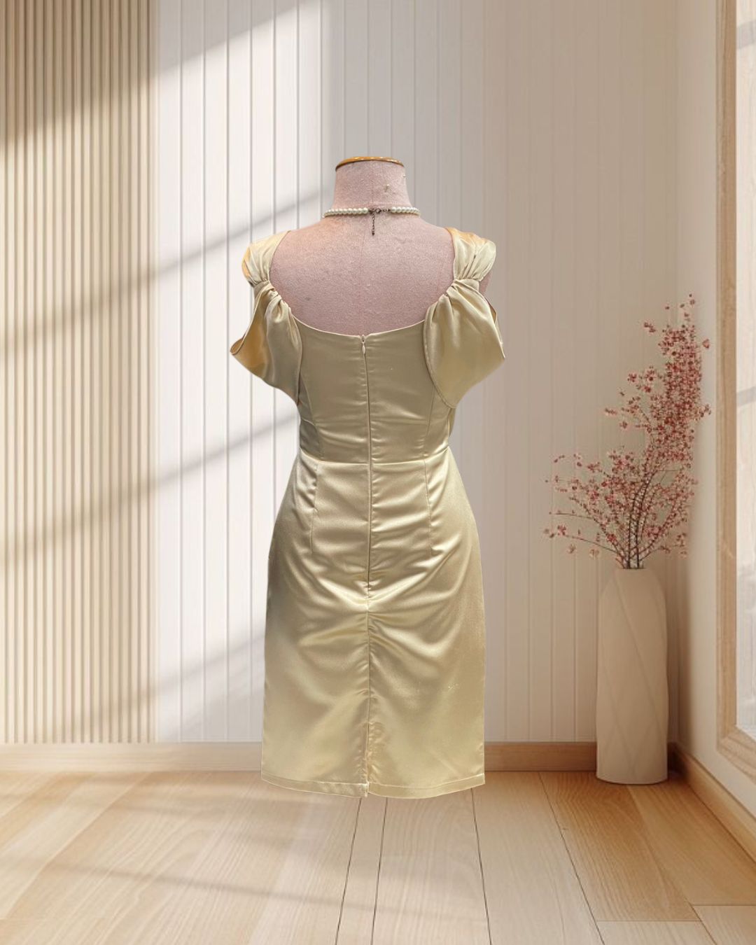 (PRE-LOVED) ราตรีสั้นสีทอง สายเดี่ยวใหญ่อ้อมแขน ผ้าเปเป้ ไซส์ S