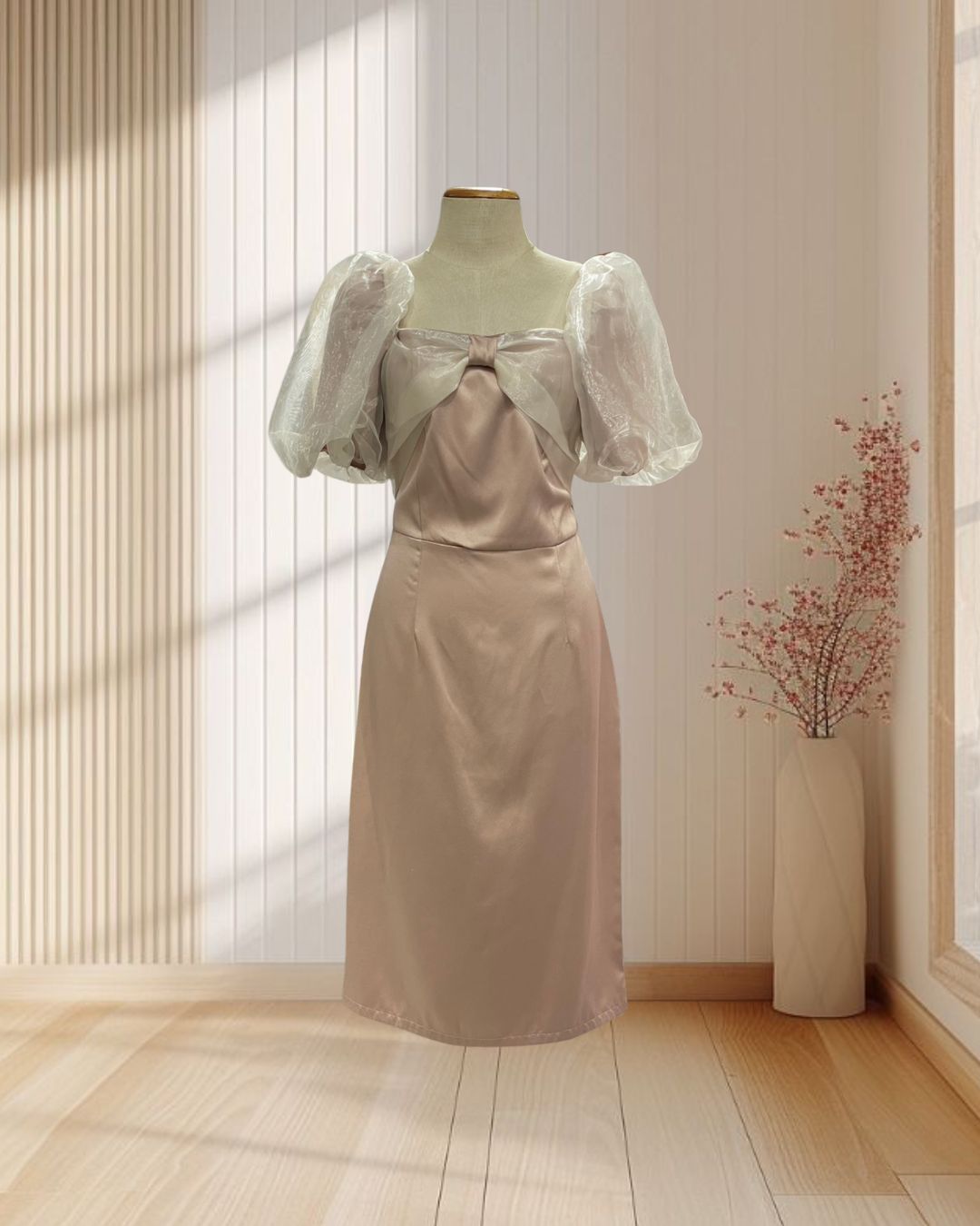 (PRE-LOVED) ราตรีสั้นสีน้ำตาลอ่อน แต่งผ้าแก้วโบว์อกและแขน ไซส์ XL