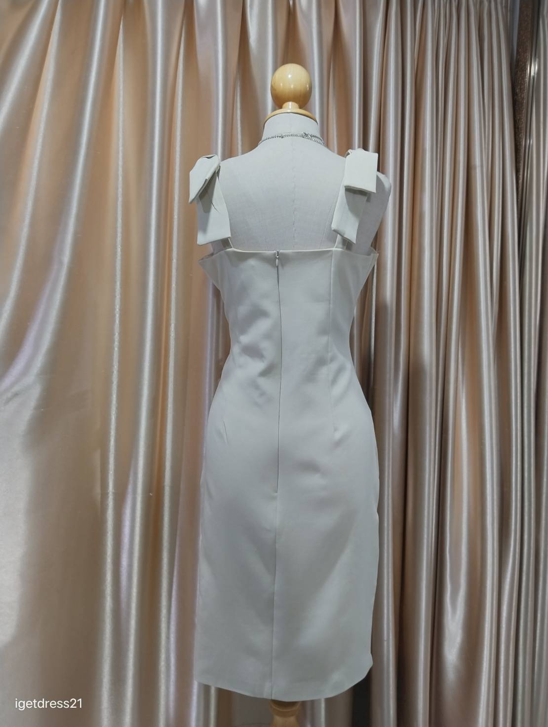 (PRE-LOVED) ชุดราตรีสั้นสีครีมไหล่โบว์2ข้าง L