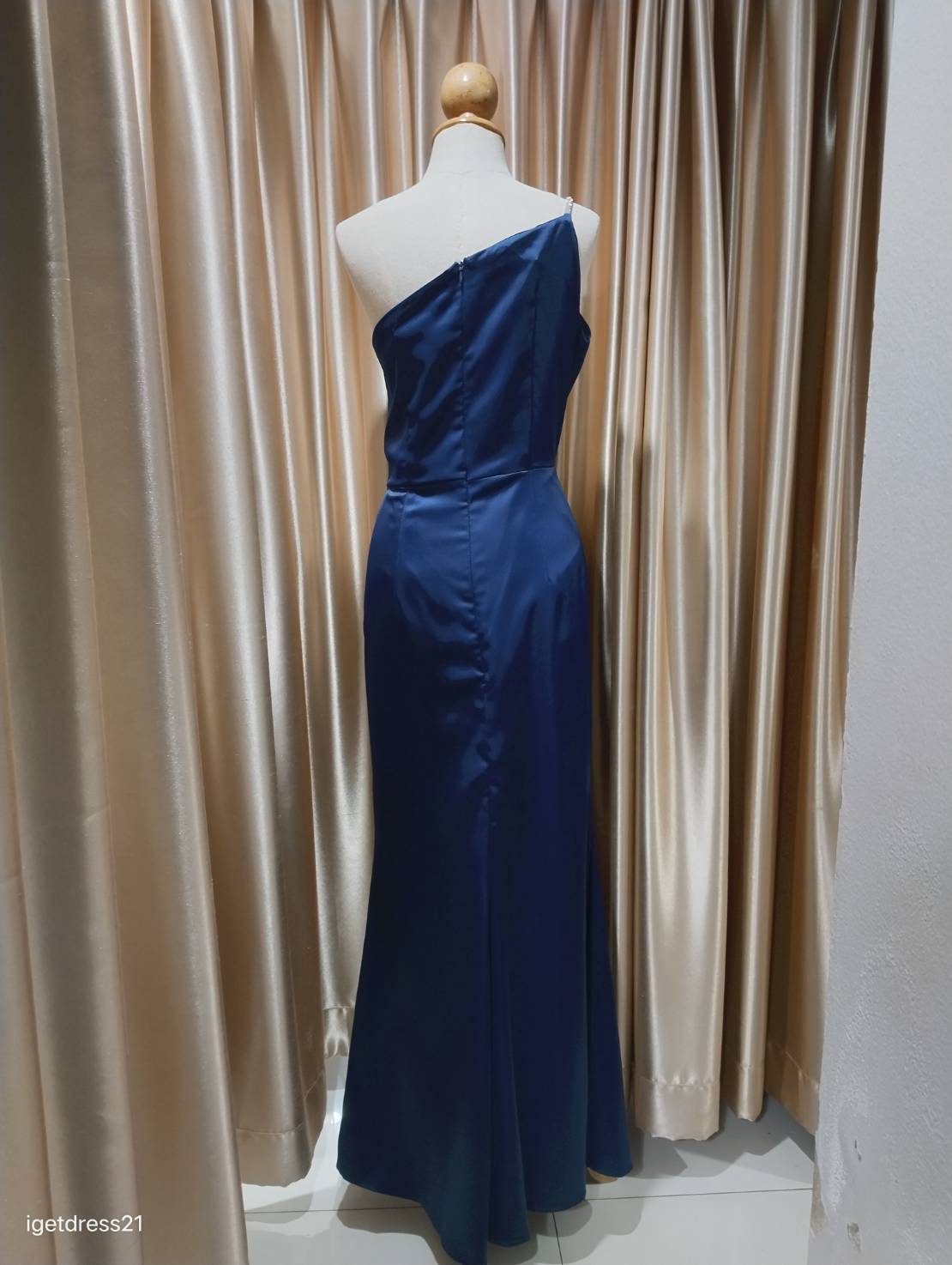 (PRE-LOVED) ชุดราตรียาวสีกรมบ่าเฉียงสายเพชร L