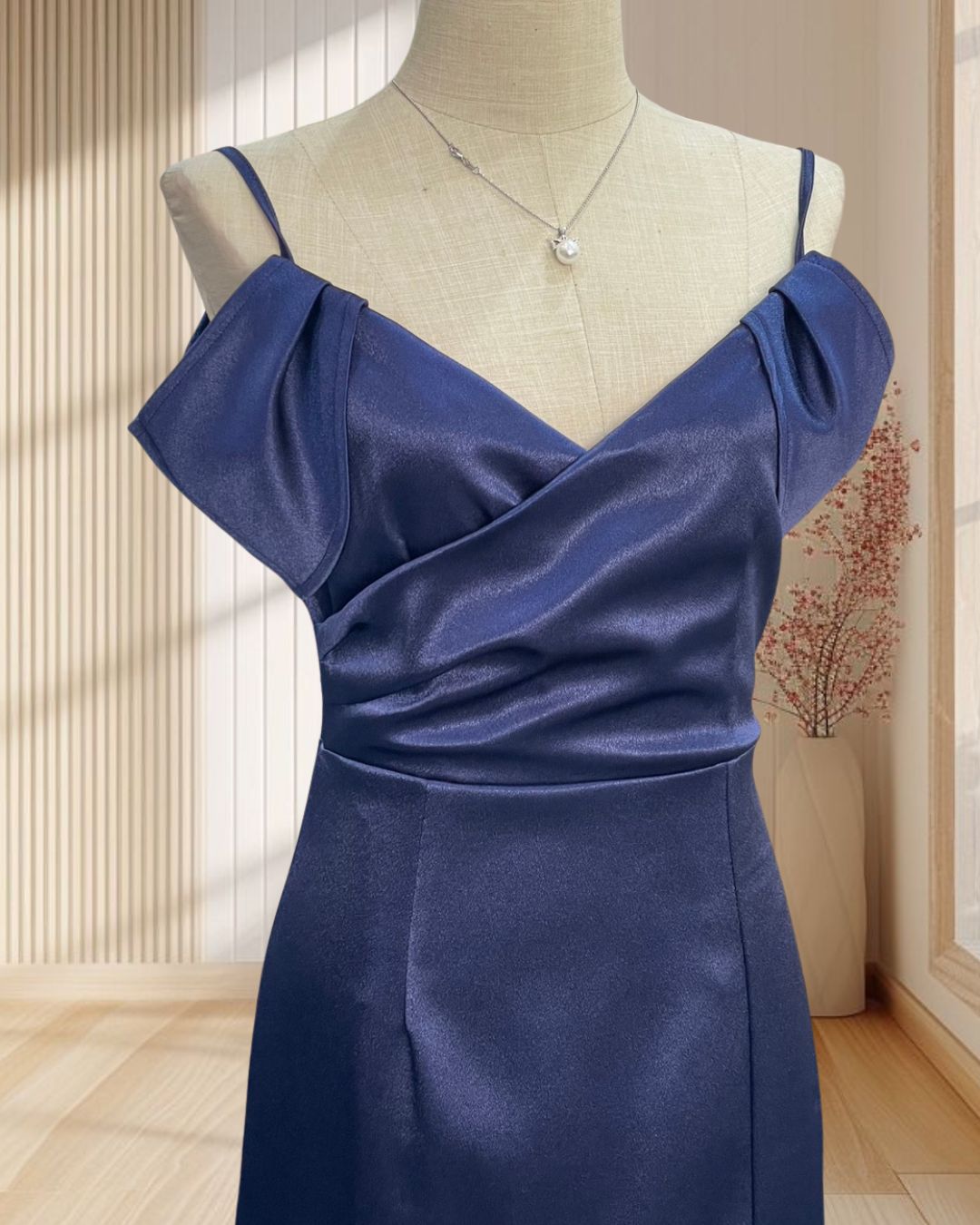 (PRE-LOVED) ราตรียาวสีน้ำเงิน สายเดี่ยว ปาดไหล่ แหวกหน้า ผ้าเงา ไซส์ S