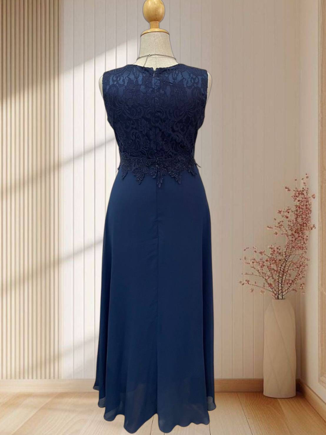 (PRE-LOVED) ราตรียาวแขนกุด สีกรม ผ้าลูกไม้ ปักเพชร หรูหรา กระโปรงอัดพลีท ไซส์ 4XL