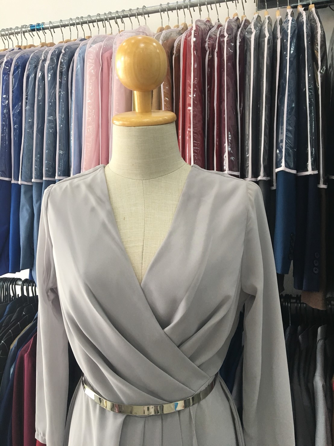 (PRE-LOVED) ราตรียาวสีเทาคอวีแขนยาว(M) มือ2