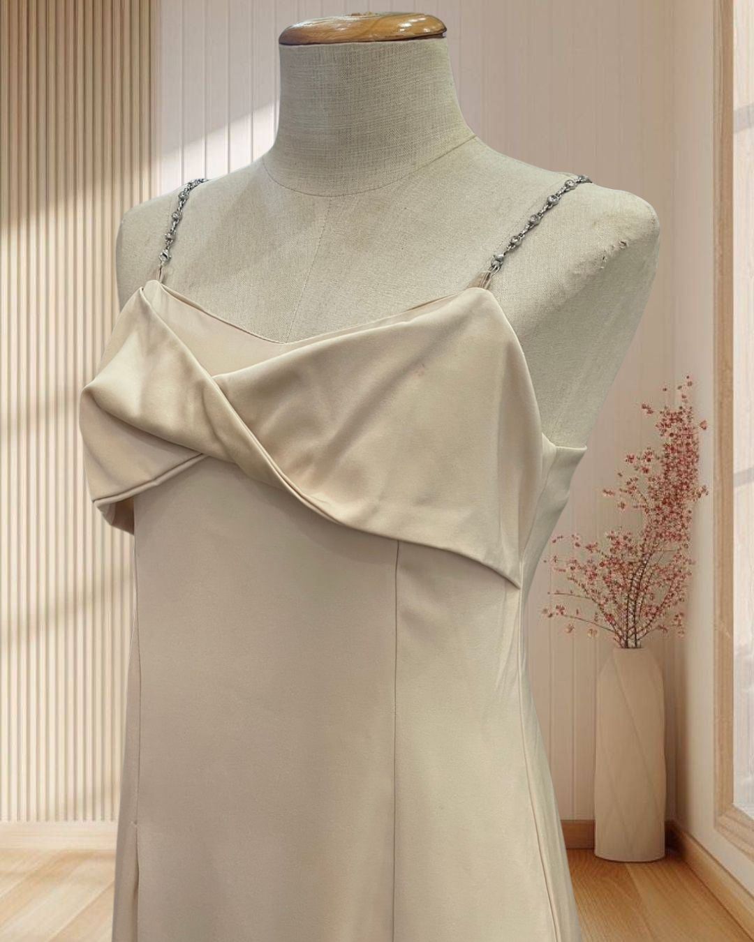 (PRE-LOVED) ราตรีสั้นสีครีม สายเพรช แต่งอก ไซส์ S