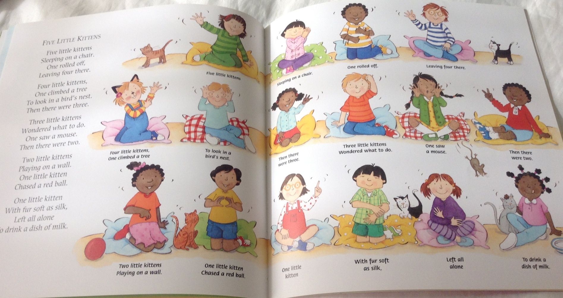 (4แถม4) round and round the garden and other hand rhymes ราคา 80