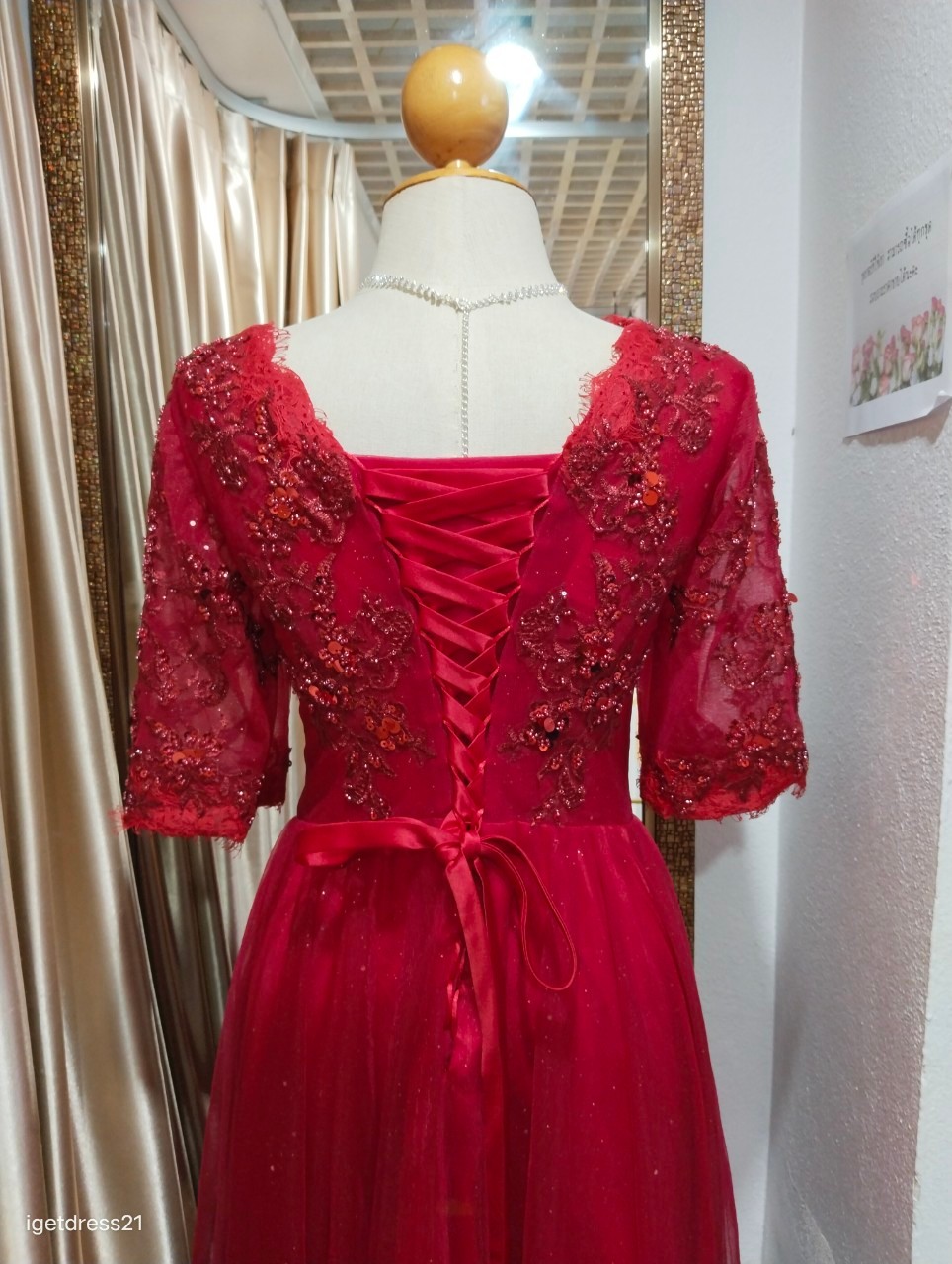 (PRE-LOVED) ราตรียาวสีแดงคอวีแต่งลูกไม้สานหลังแขน3ส่วน M