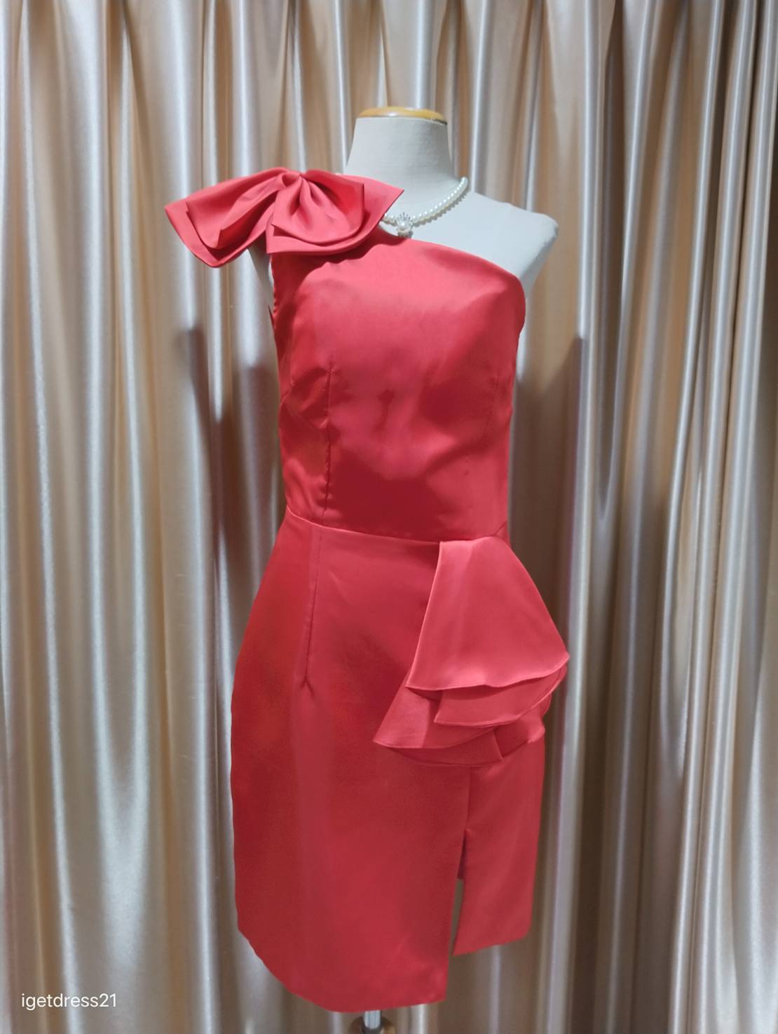 ชุดราตรีสั้นสีเเดงไหล่เบี่ยงติดโบว์ (Size : S)