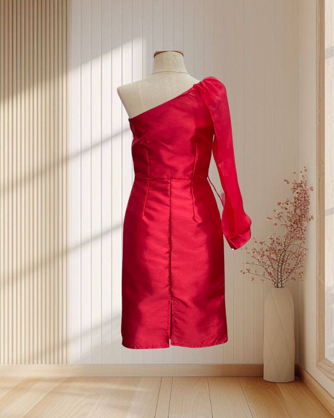 (PRE-LOVED) ราตรีสั้นสีแดง ผ้าไหมเทียม บ่าเฉียง แต่งแขนยาวผ้าแก้ว ไซส์ M