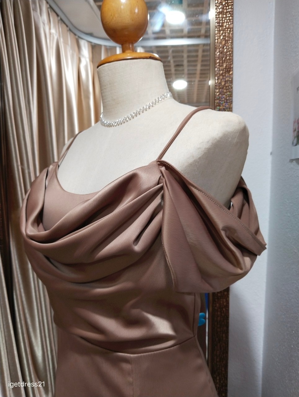 (PRE-LOVED) ราตรีสั้นสีโอวัลติน สายเดี่ยว คอถ่วง ปิดแขน ไซส์ M