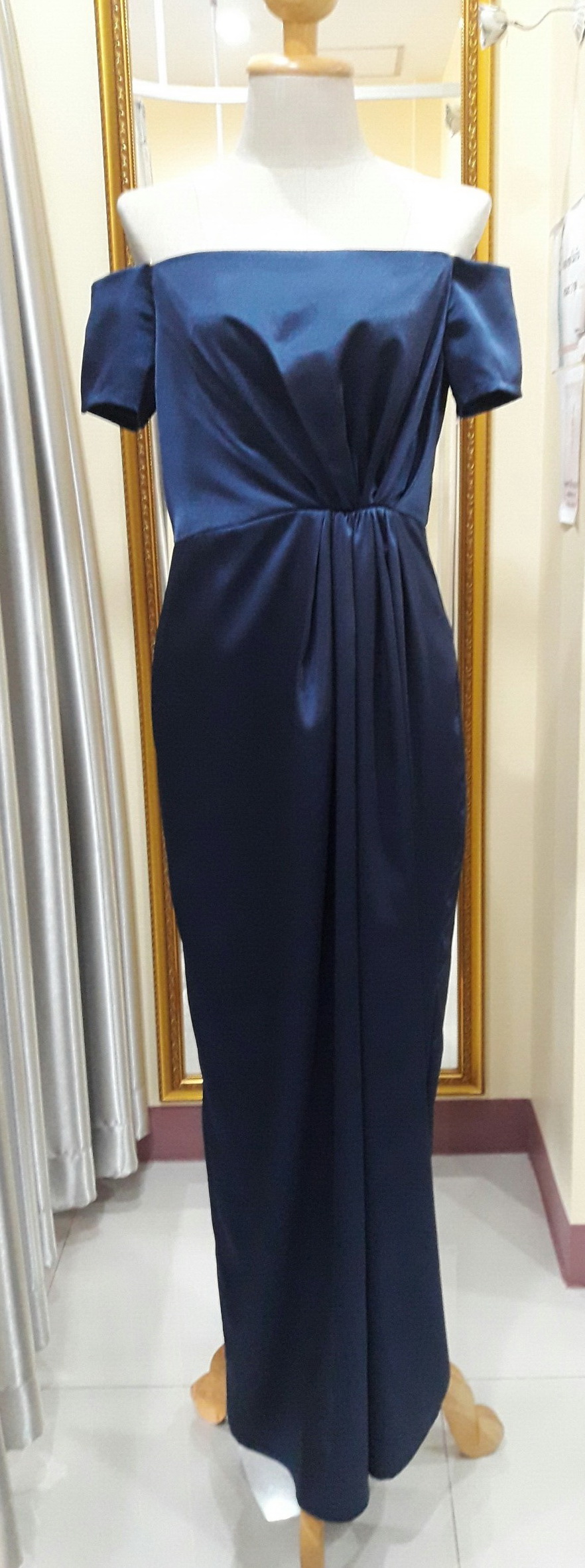 ชุดราตรียาวสีกรมท่าเปิดบ่าเอวเเต่งจีบ (Size : L)