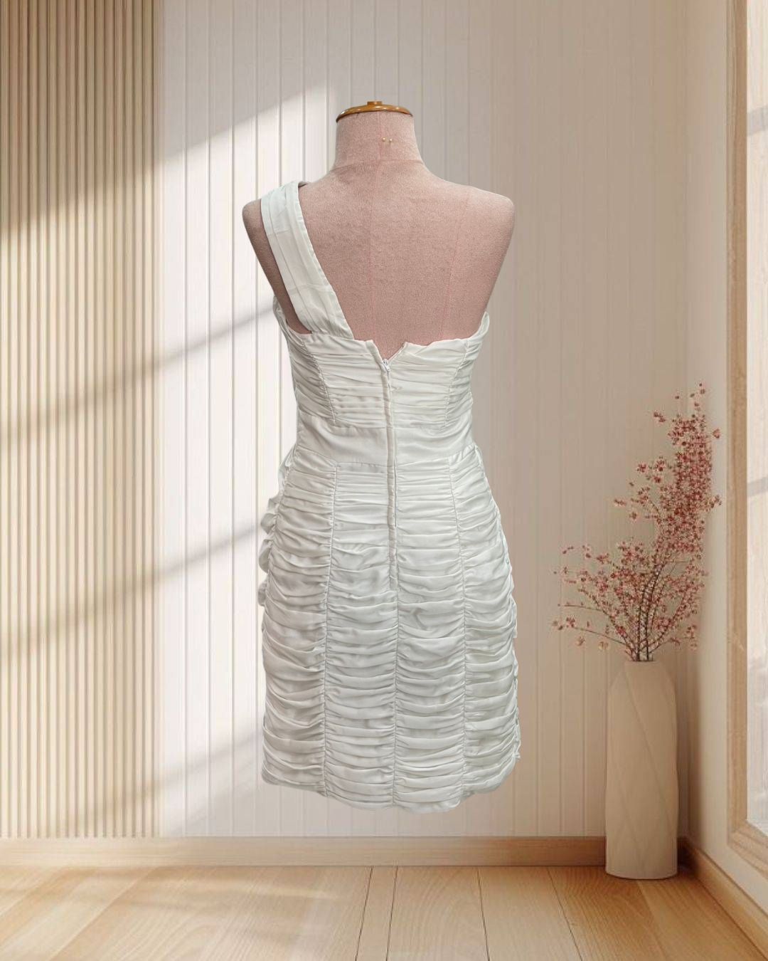 (PRE-LOVED) ราตรีสั้นสีขาว ผ้าร่ม บ่าเฉียง แต่งจีบขนมชั้นด้านหลัง ไซส์ S