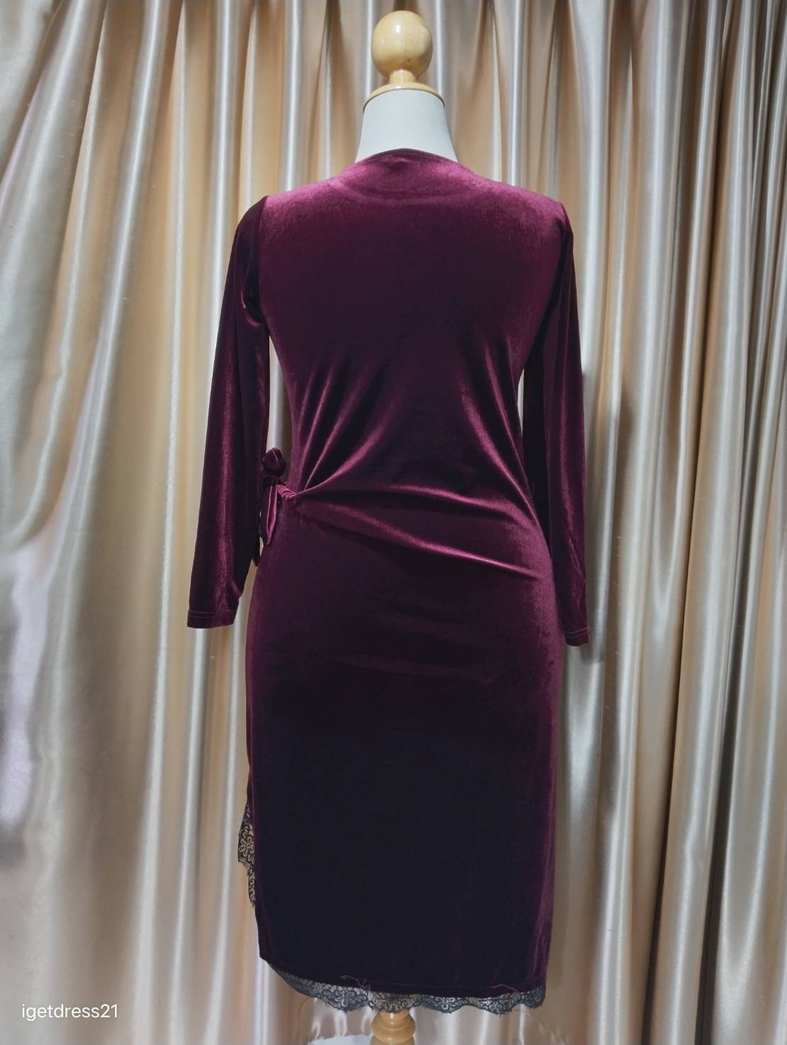 (PRE-LOVED) เดรสยาวแขนยาวกำมะหยี่สีแดง 2XL