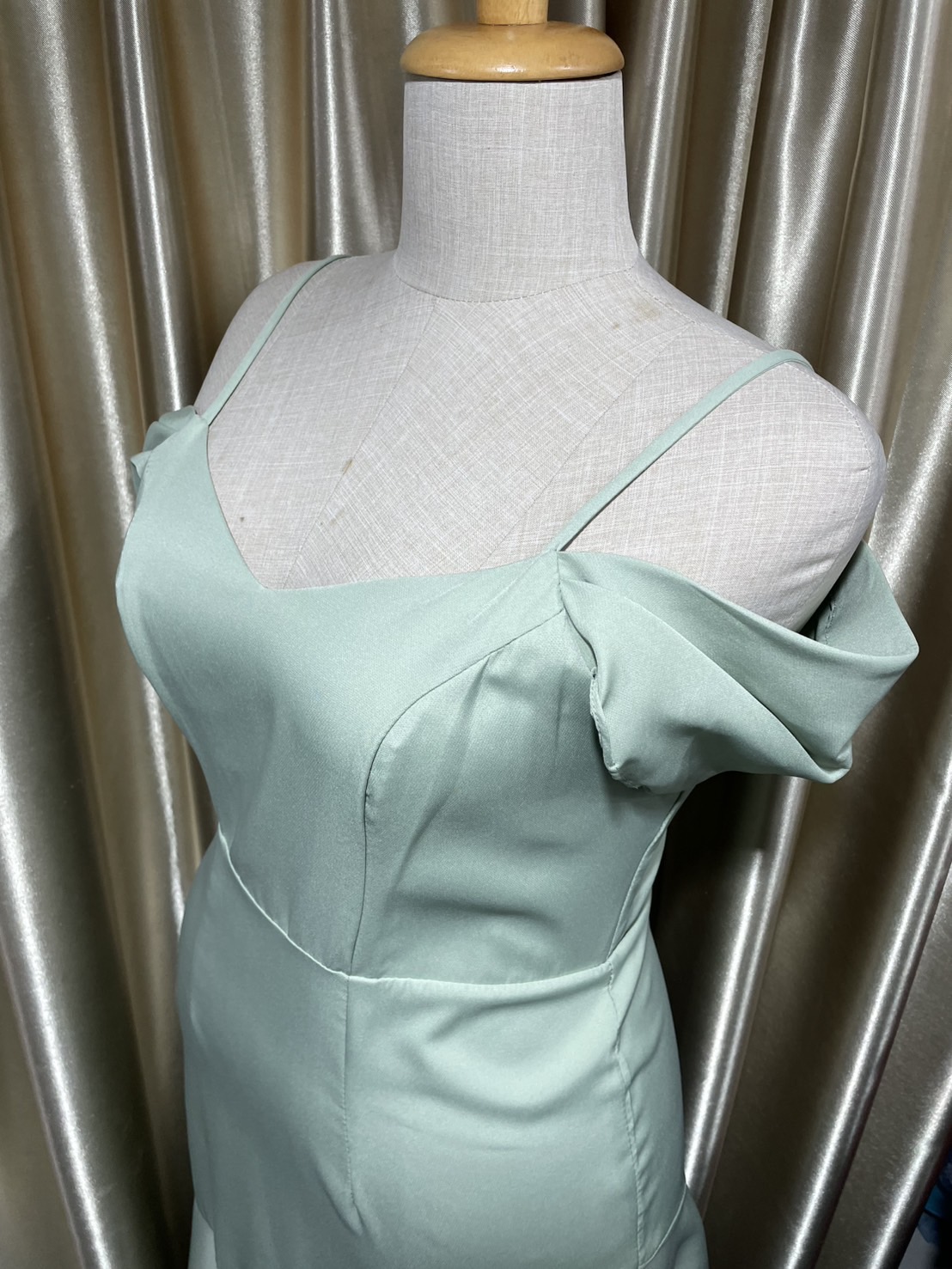 (PRE-LOVED) ราตรีสั้นสายเดี่ยวปิดแขนชายหางปลาผ้าบาบี้ 2XL