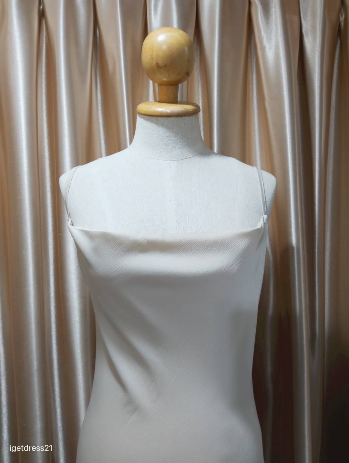 (PRE-LOVED) ชุดราตรียาวสายเดี่ยวแต่งกระดุม สีครีม S