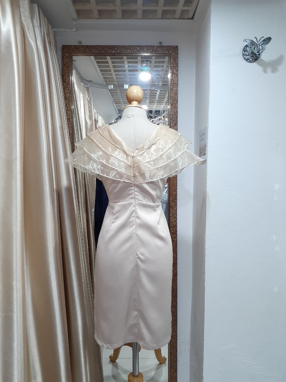 (PRE-LOVED)ชุดราตรีสั้นสีครีมปกผ้าแก้ว 3 ชั้น (S)