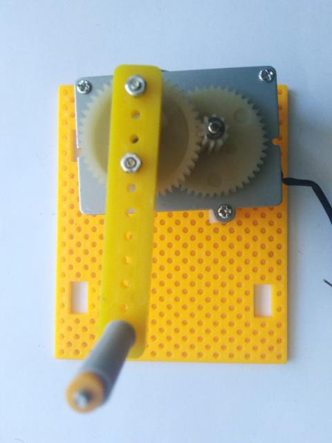 ไฟฉายมือหมุนพร้อมระบบเก็บพลังงาน