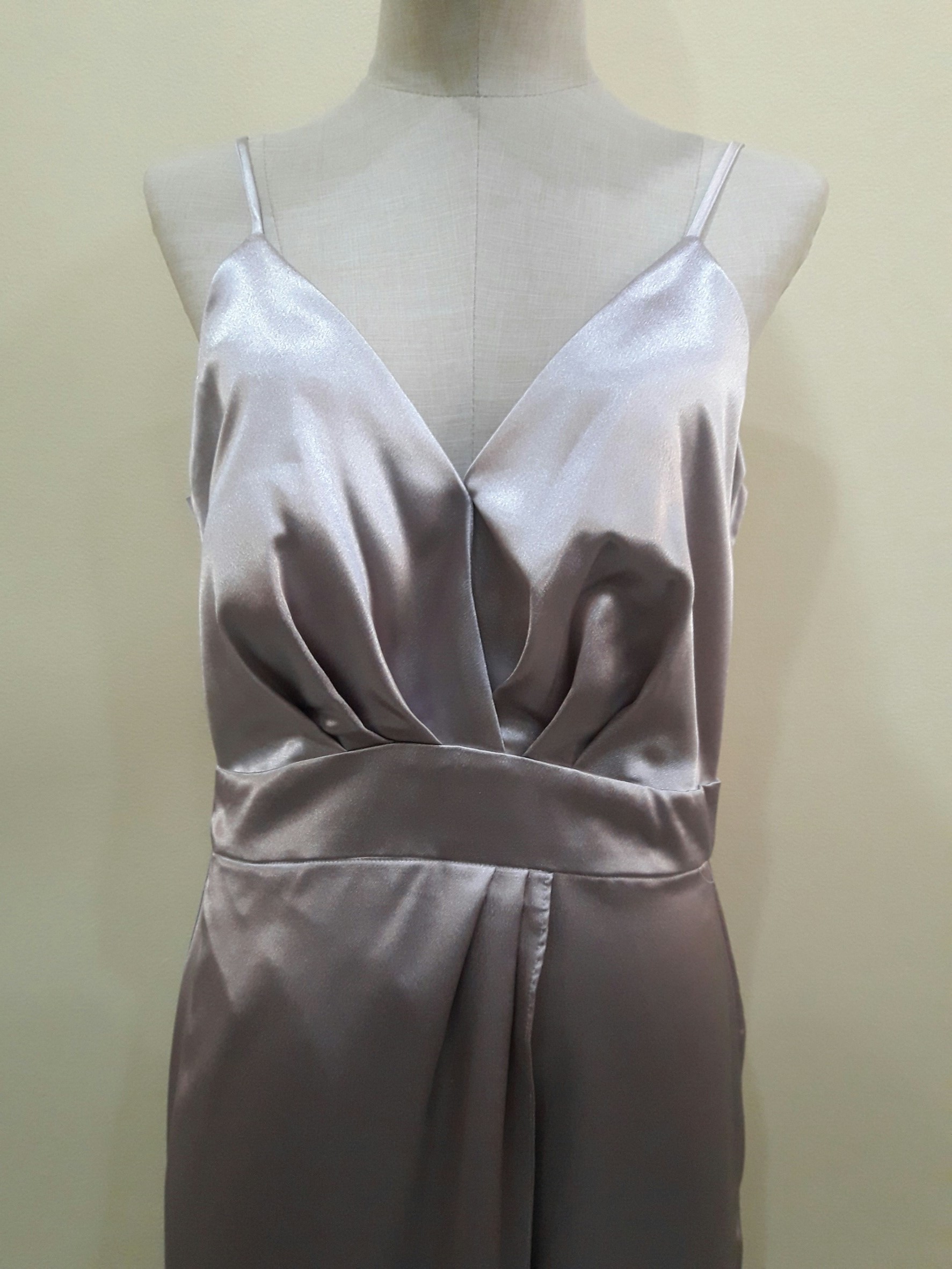 (PRE-LOVED) ชุดราตรียาวสีเทาสายเดี่ยวคอวีกระโปรงผ่าหน้า (Size : L)