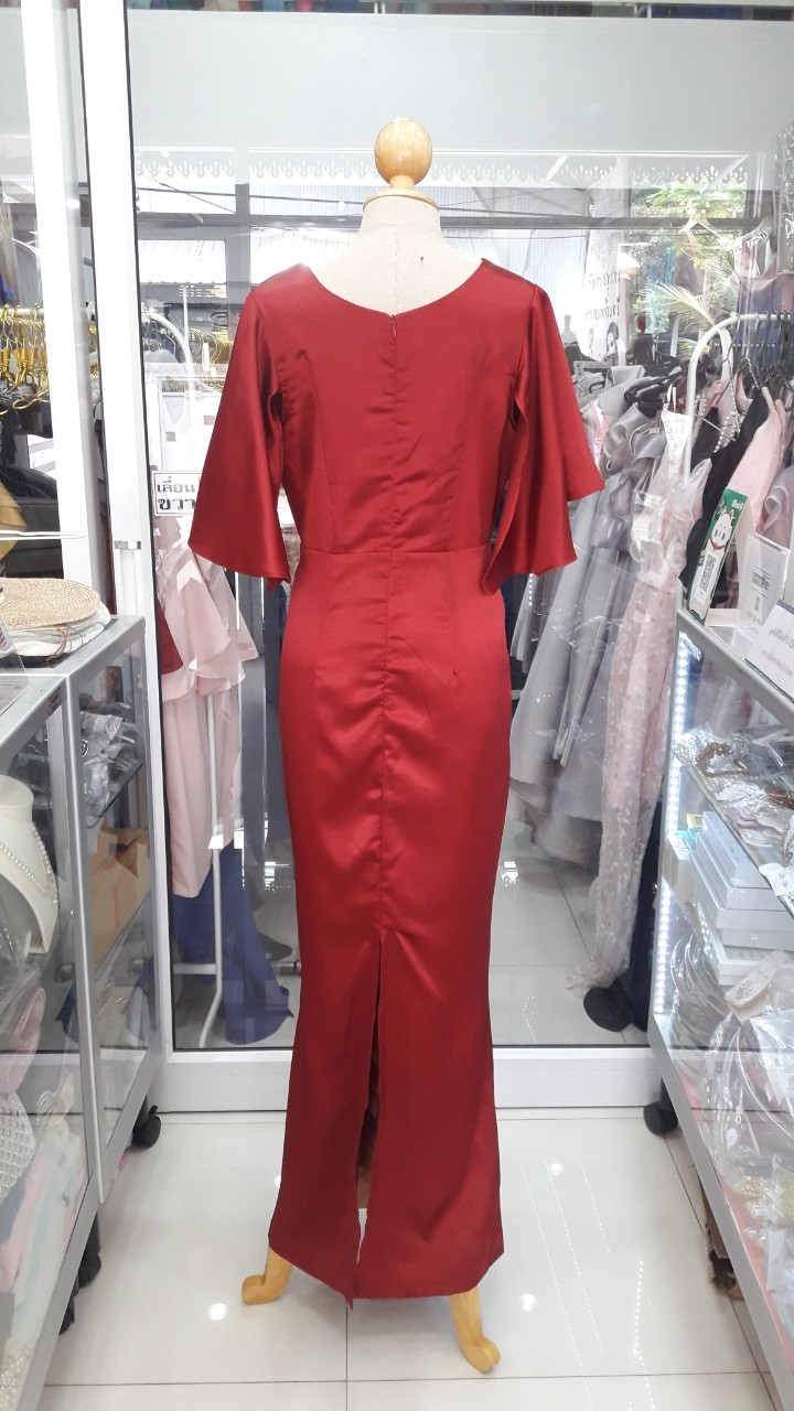 (PRE-LOVED) ราตรียาวสีแดงไวน์คอวีแขนสั้นผ้าเงา (L)