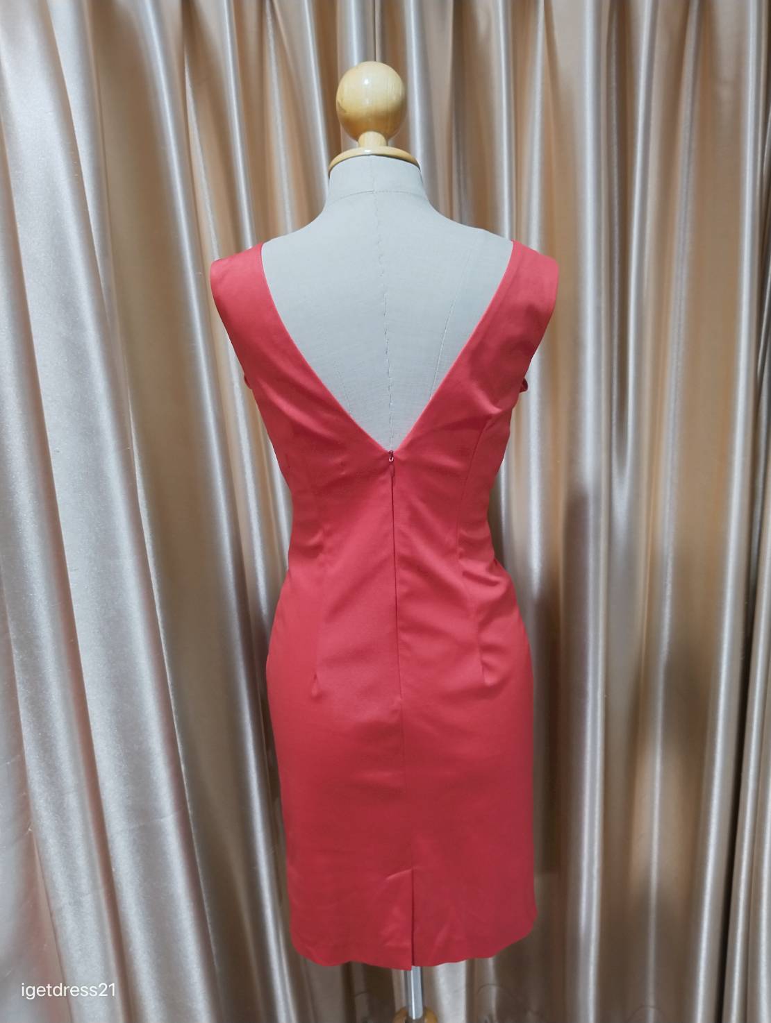 (PRE-LOVED) ชุดราตรีสั้นแขนกุดสีแดงสดแต่งระบายด้านหน้า