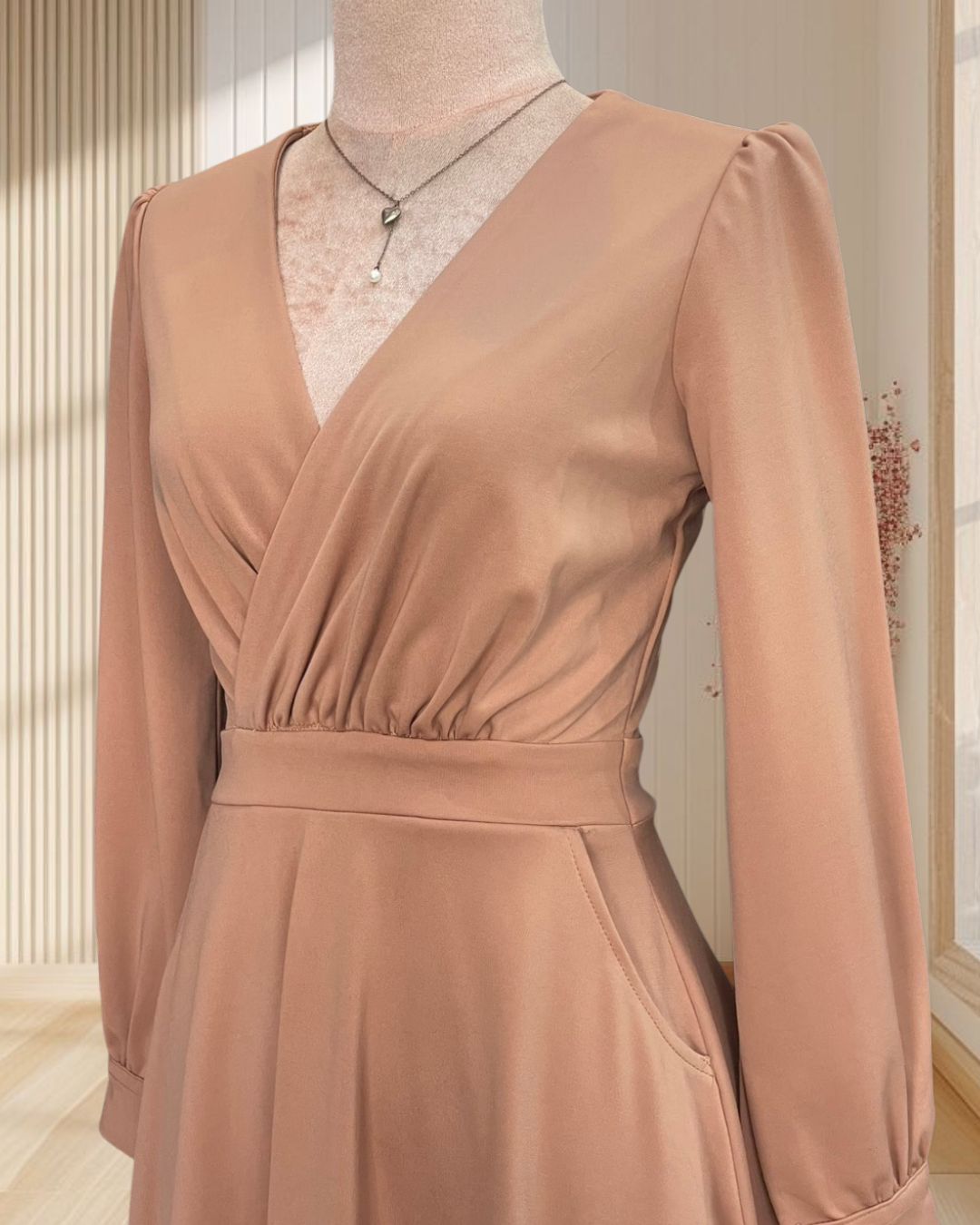 (PRE-LOVED) ชุดราตรีสั้นแขนยาวกระโปรงบานสีโอวัลติน S