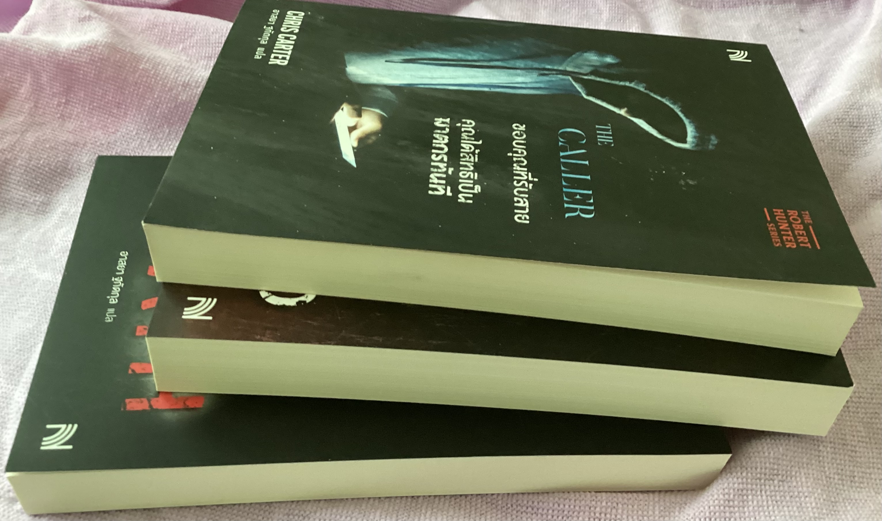 (สั่ง9จ่าย7) เล่ม 7 8 9 ขอเชิญคุณมาชมห้องสะสมอวัยวะของคุณ ถ้ายังไม่รู้ว่าผมเป็นใครจะใบ้ให้อีกศพ ขอบคุณที่รับสาย คุณได้สิทธิเป็นฆาตกรทันที Chris Carter ราคา 714