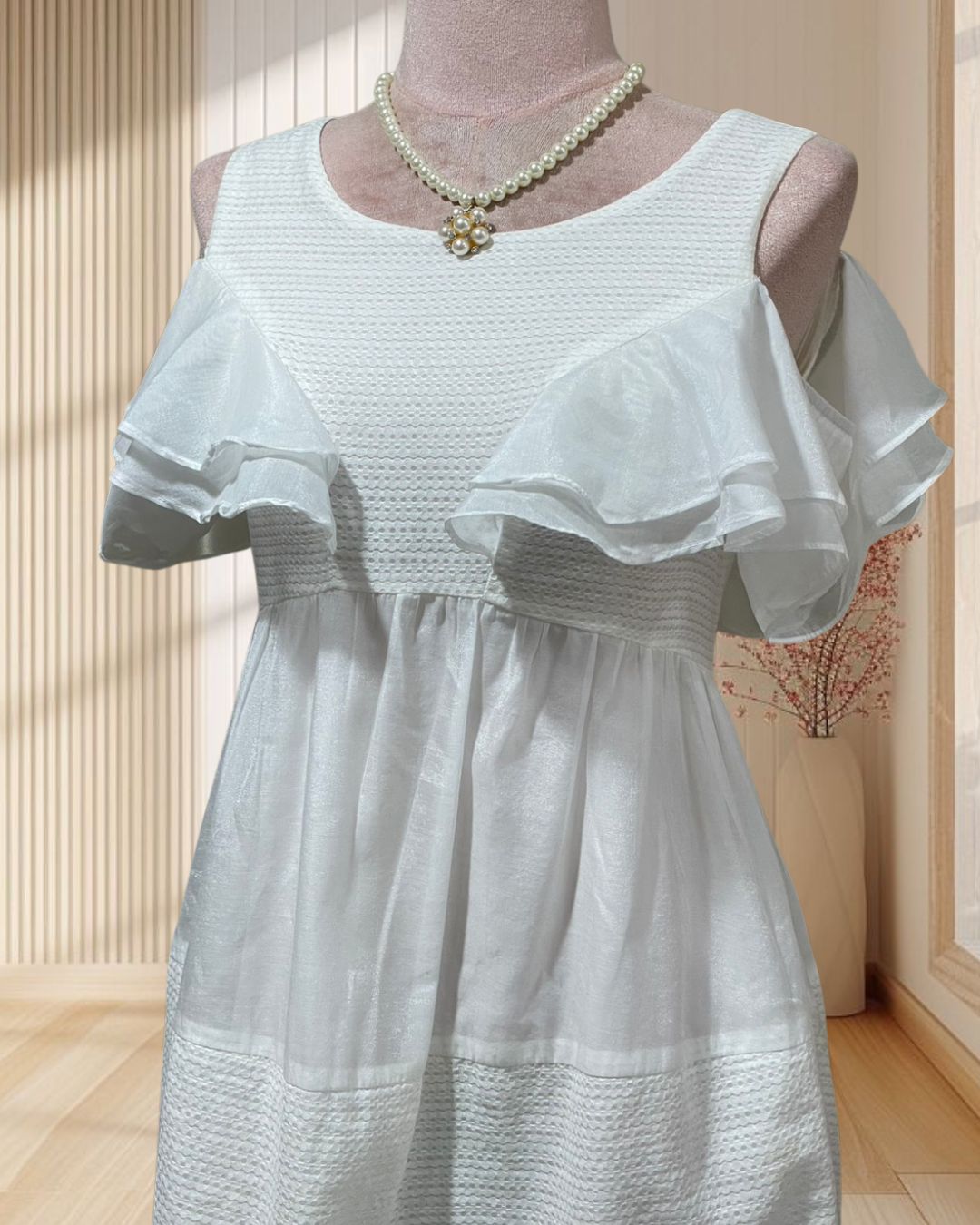 (PRE-LOVED) เดรสสั้นสีขาวครีม แขนกุด อกระบาย กระโปรงผ้าชีฟอง ไซส์ M