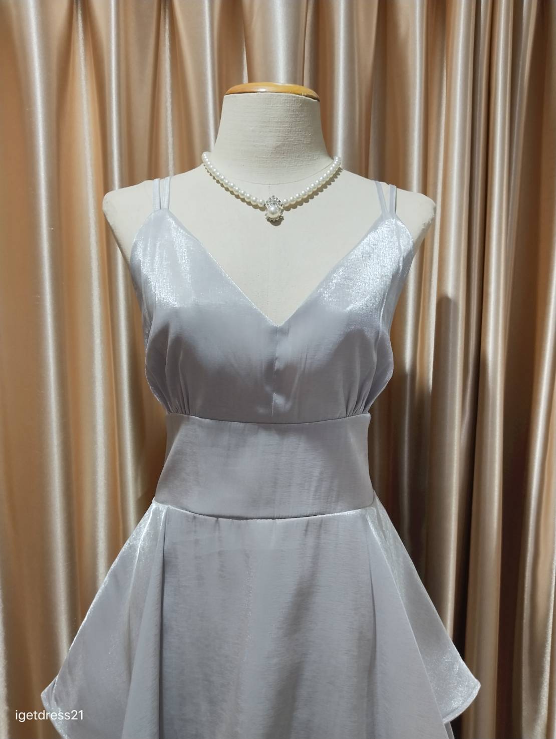 (PRE-LOVED) ชุดราตรีสั้นสีเทาสายคู่กระโปรงชั้น(L)