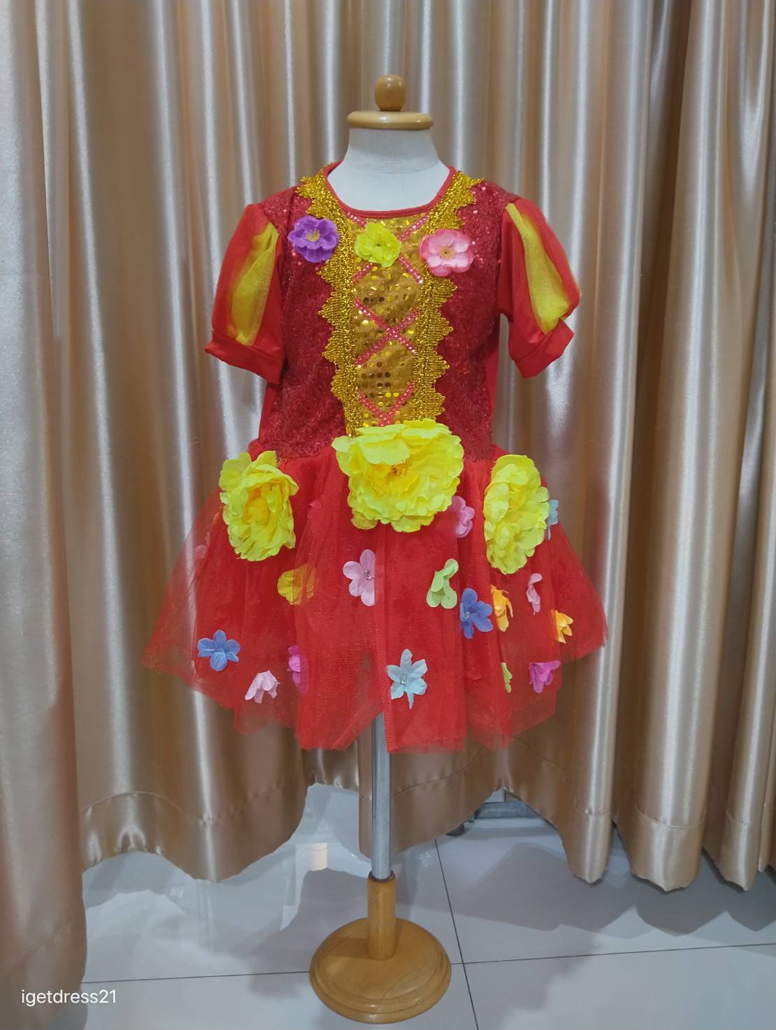 ชุดราตรีเด็กสีแดง แขนตุ๊กตา ดอกสีเหลือง