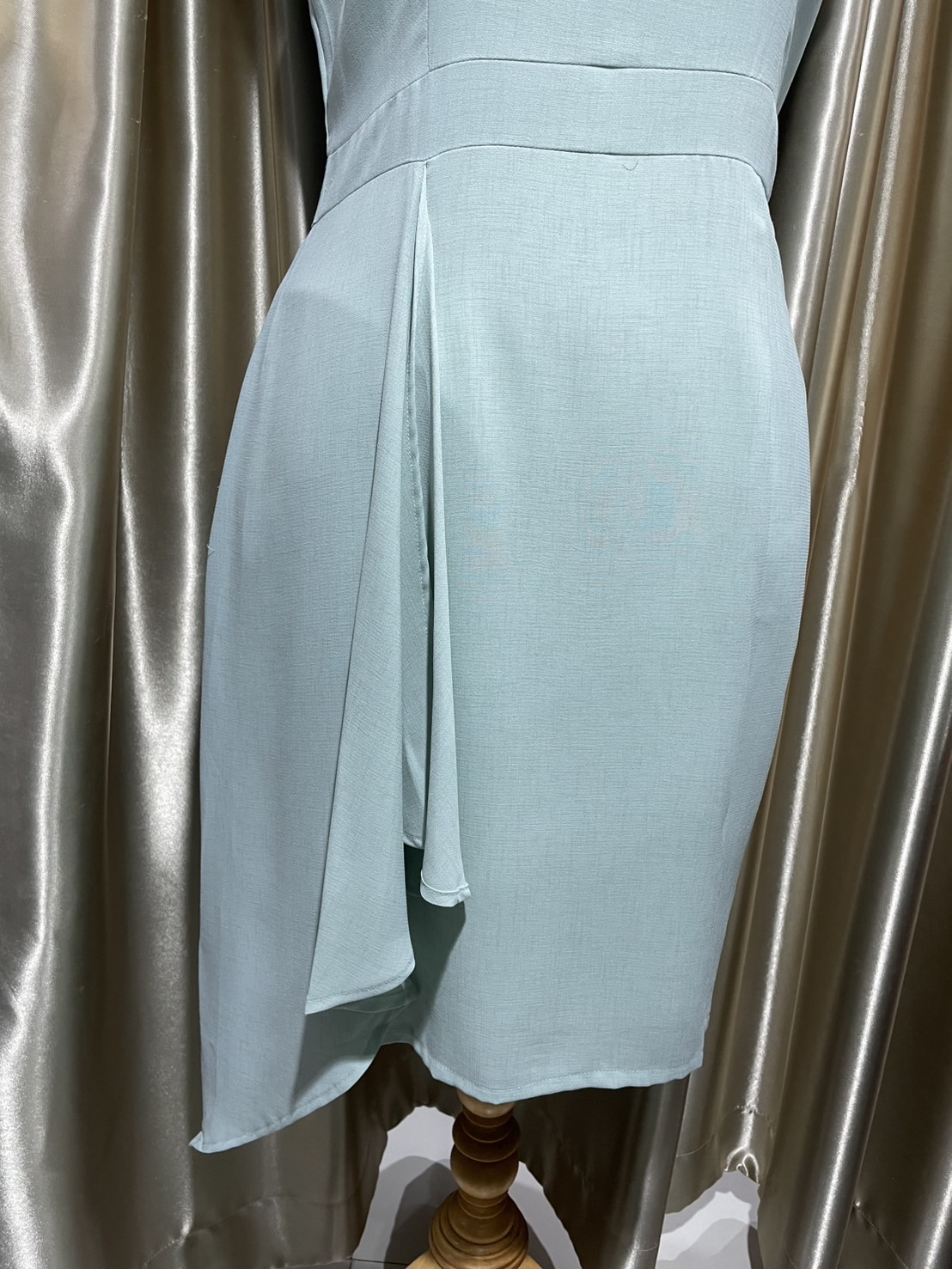 (PRE-LOVED) ราตรีสั้นสีเขียว จีบข้าง (3XL)