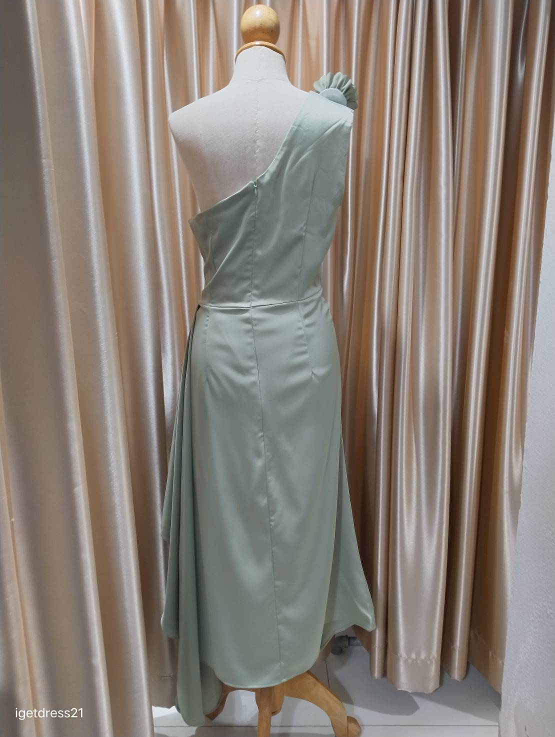 (PRE-LOVED) ชุดราตรียาวสีเขียวบ่าเฉียง+ดอกไม้ 2 ดอก S