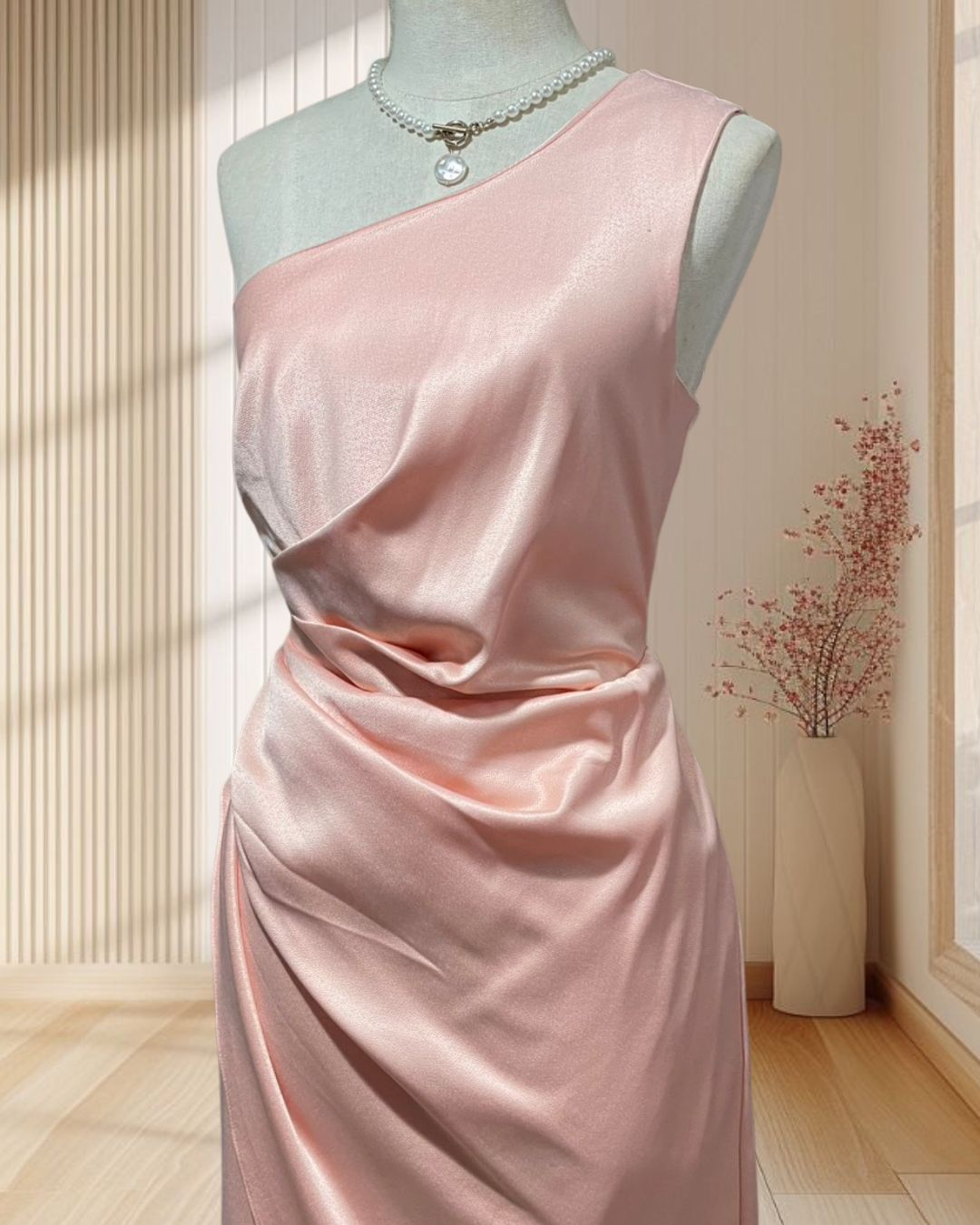 (PRE-LOVED) ราตรีสั้นสีโอโรสไหล่เบี่ยงจับจีบเอว (L)