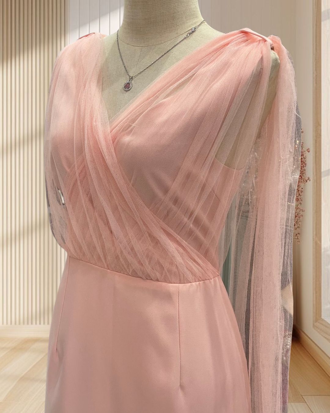 (PRE-LOVED) ราตรีสั้นสีโอรส แขนกุดคอวี แต่งผ้ามุ้งกรุยกราย ไซส์ L