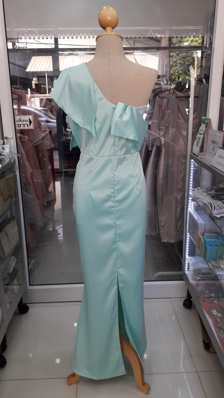 (PRE-LOVED) ราตรียาวเขียวมิ้นบ่าเฉียงระบาย (XL)