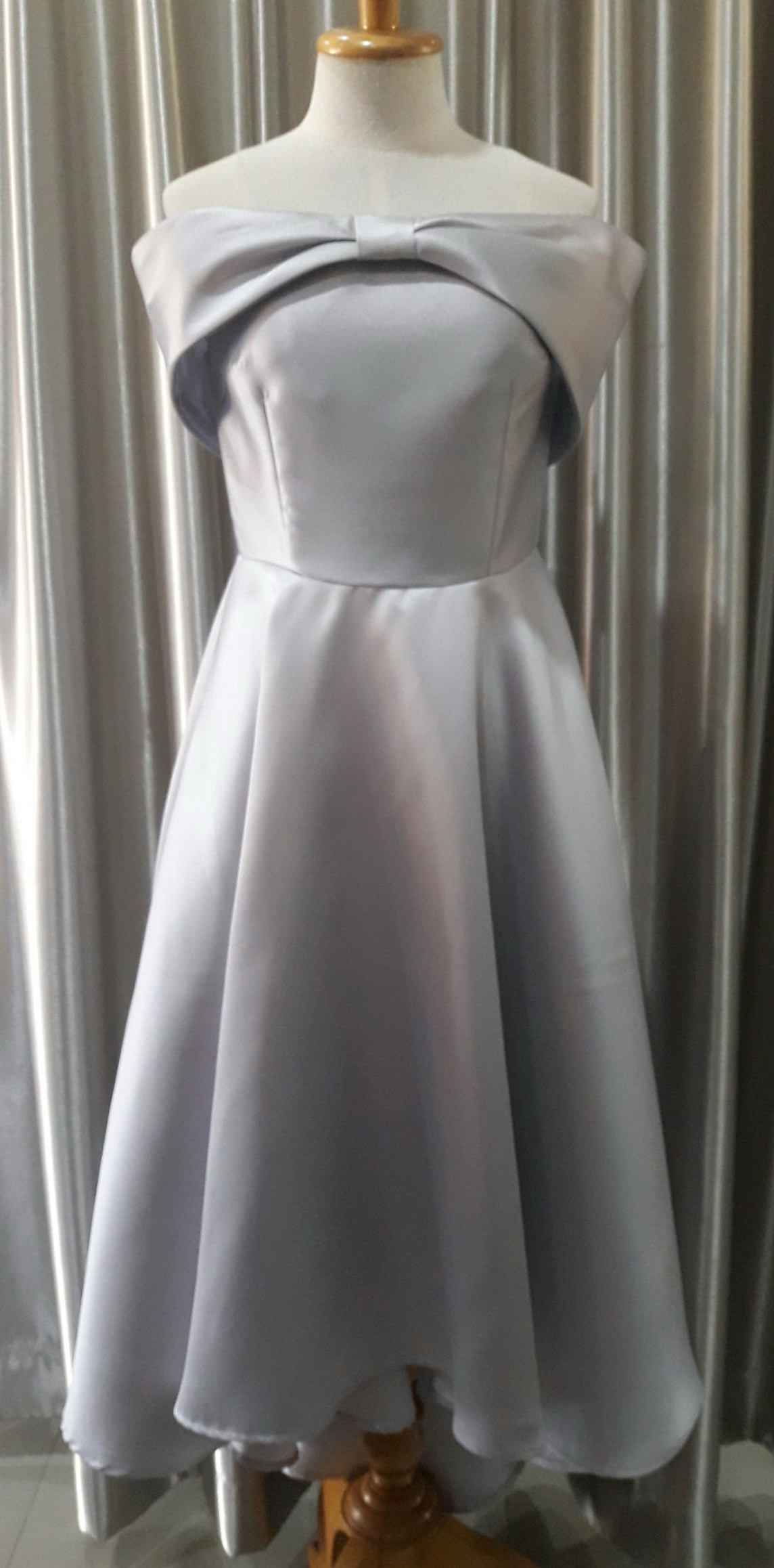ชุดราตรีสั้นสีเทาเปิดบ่าเดรปโบว์ Size : M มือ2