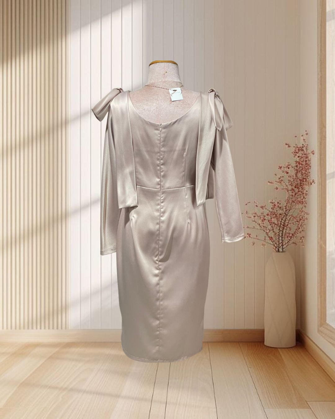 (PRE-LOVED) ราตรีสั้นสีโอวัลติน แขนยาวแต่งโบว์ไหล่ ไซส์ M