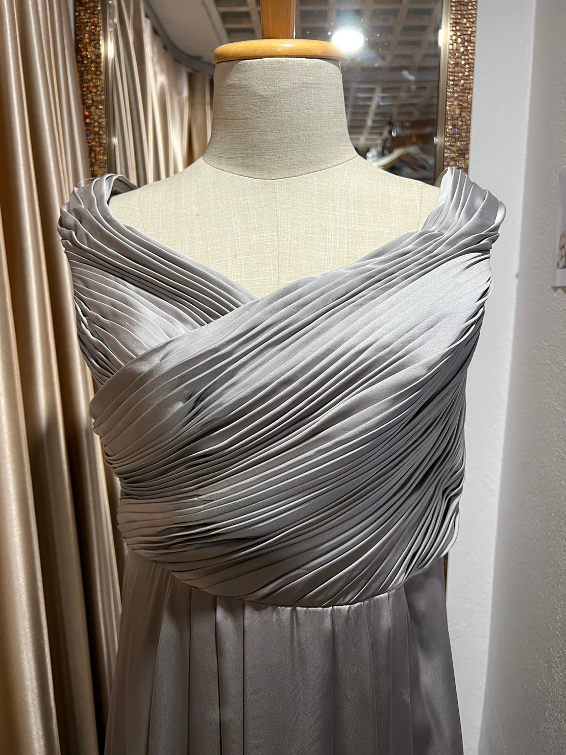 (PRE-LOVED) ราตรียาวปาดไหล่แต่งจีบ XL มือ2