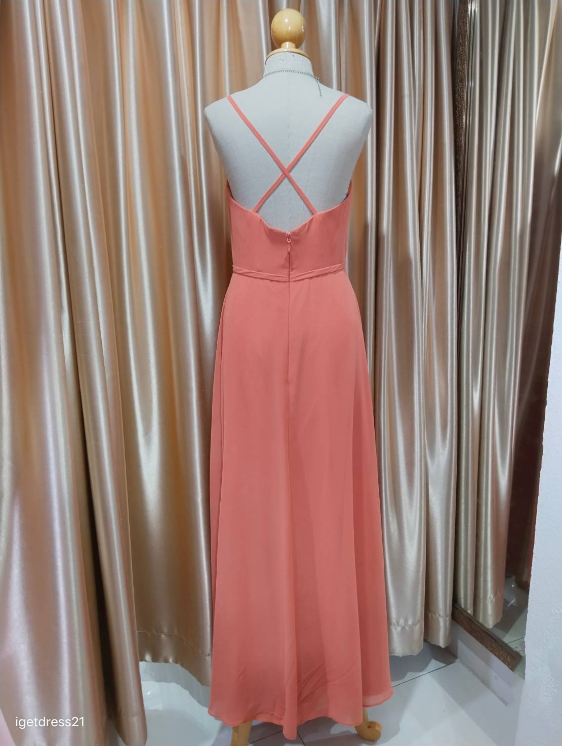 (PRE-LOVED) ชุดราตรียาวสายเดี่ยวสีส้ม แต่งระบาย S