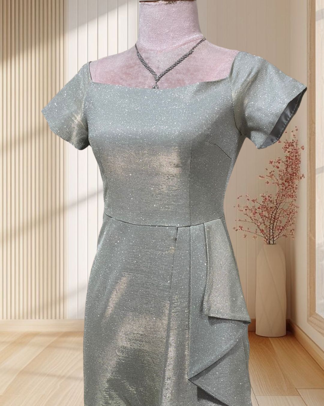 (PRE-LOVED) ราตรีสั้นสีทอง ผ้ากลิตเตอร์ เปิดไหล่ ไซส์ S