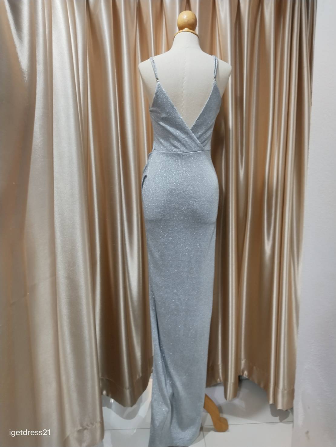 (PRE-LOVED) ชุดราตรียาวสายเดี่ยว สีเทา M