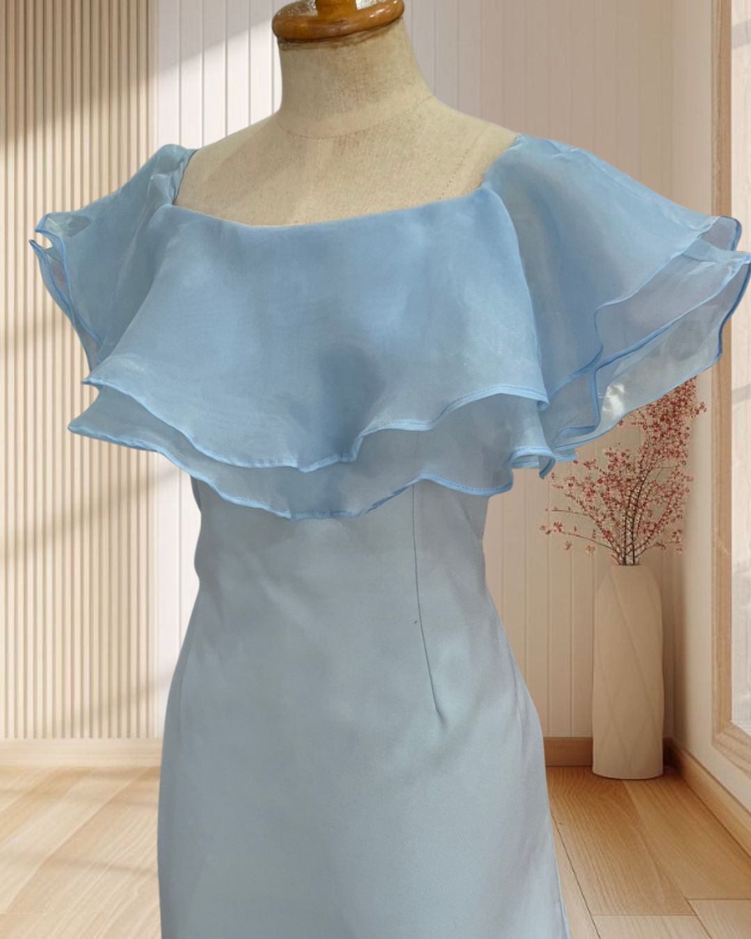 (PRE-LOVED) ราตรีสั้นสีฟ้า เปิดไหล่ แต่งระบายอกผ้าแก้ว ไซส์ M