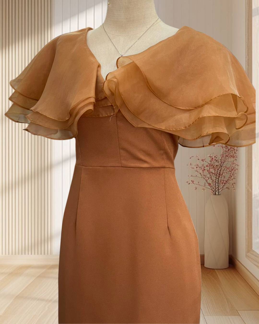 (PRE-LOVED) ชุดราตรีสั้นสีน้ำตาลปกผ้าแก้วระบาย L