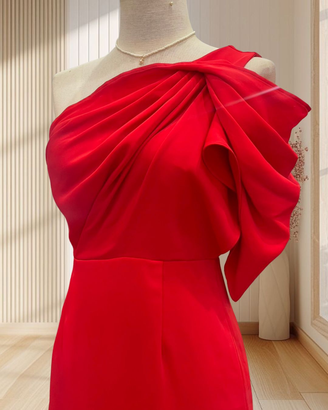 (PRE-LOVED) ราตรีสั้นสีแดงสด บ่าเฉียงแขนทิ้งตัวผ้าชีฟอง ไซส์ S