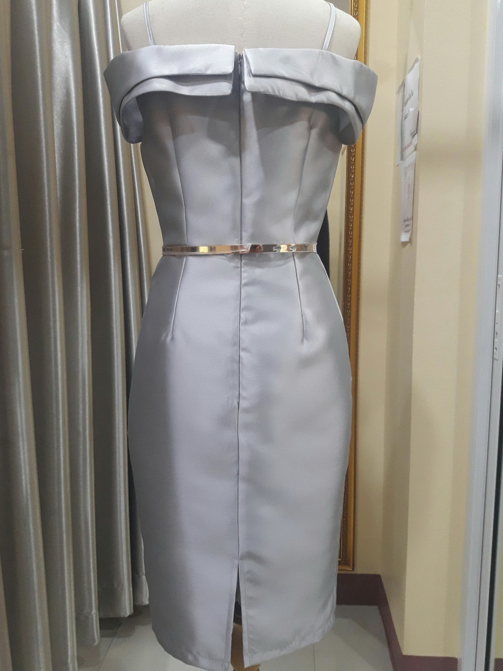 (PRE-LOVED) ชุดราตรีสั้นสีเทาเปิดบ่าปก2ชั้น (Size : S)