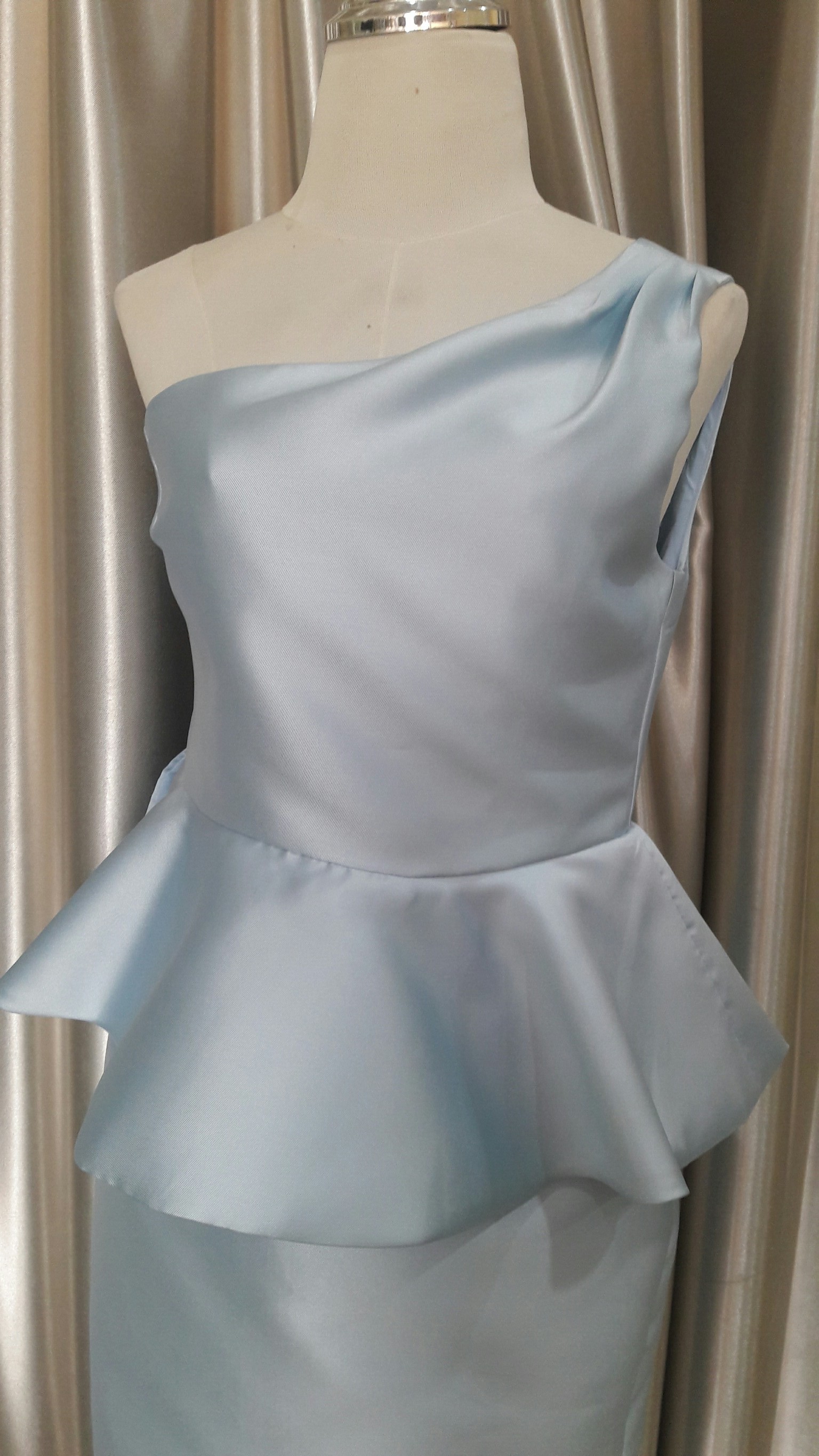 (PRE-LOVED) ราตรีสั้นสีฟ้าบ่าเดี่ยวระบายเอว(L)